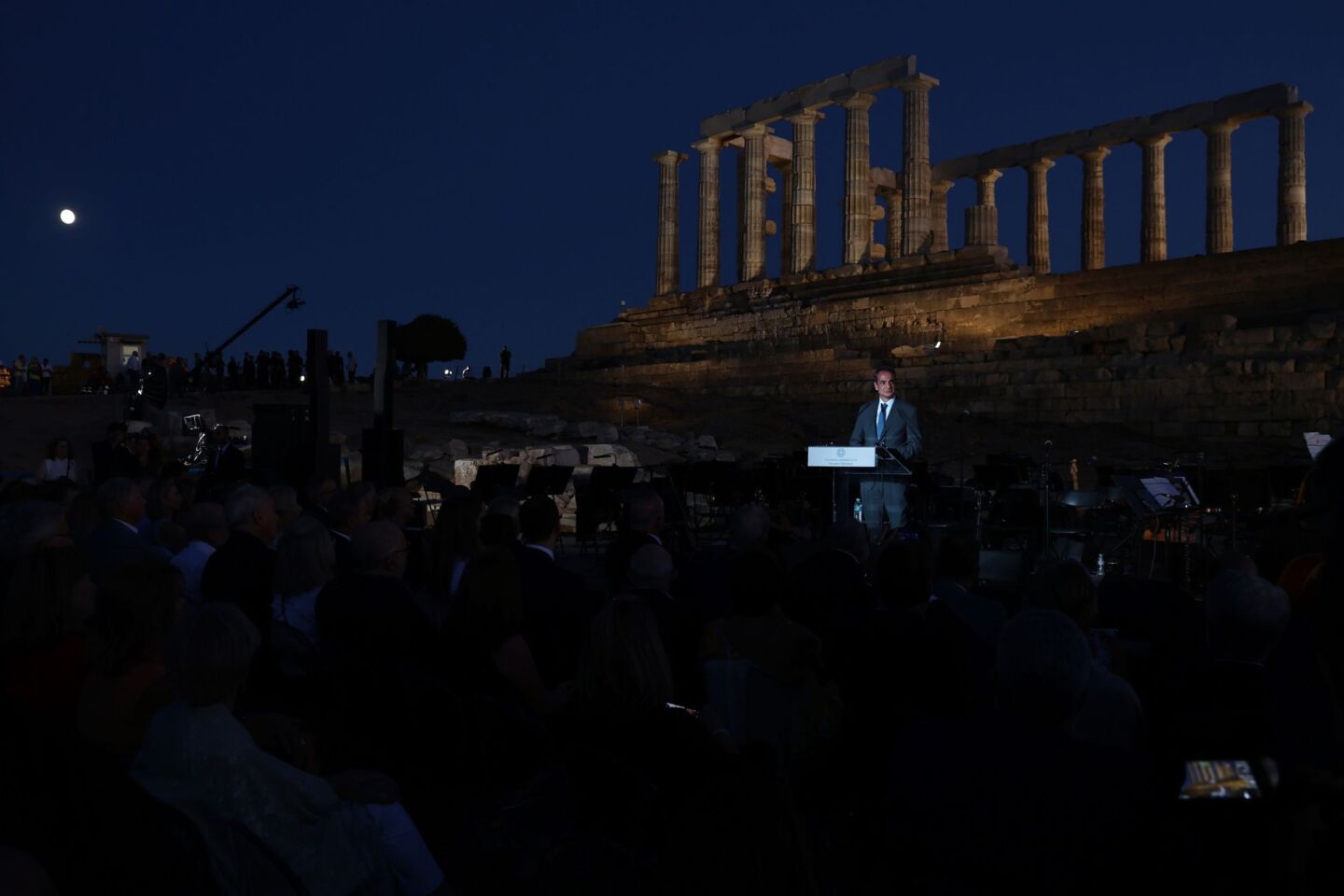  Ο Κυριάκος Μητσοτάκης εγκαινίασε τον νέο φωτισμό του ιερού του Ποσειδώνα
