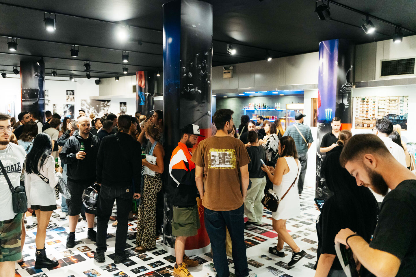 Δημήτρης Μουγκός, «Κάνα Δυο Φωτογραφίες»