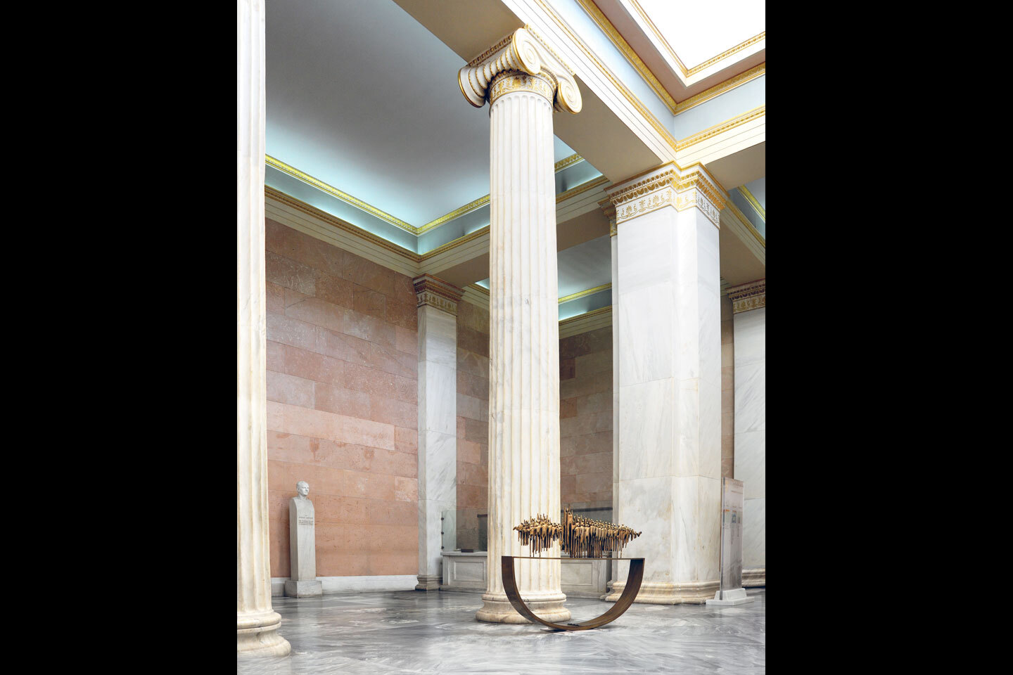 «Ειρήνη Α’» (2013) χυτός ορείχαλκος, 153 x 145, 24 εκ., Εθνικό Αρχαιολογικό Μουσείο