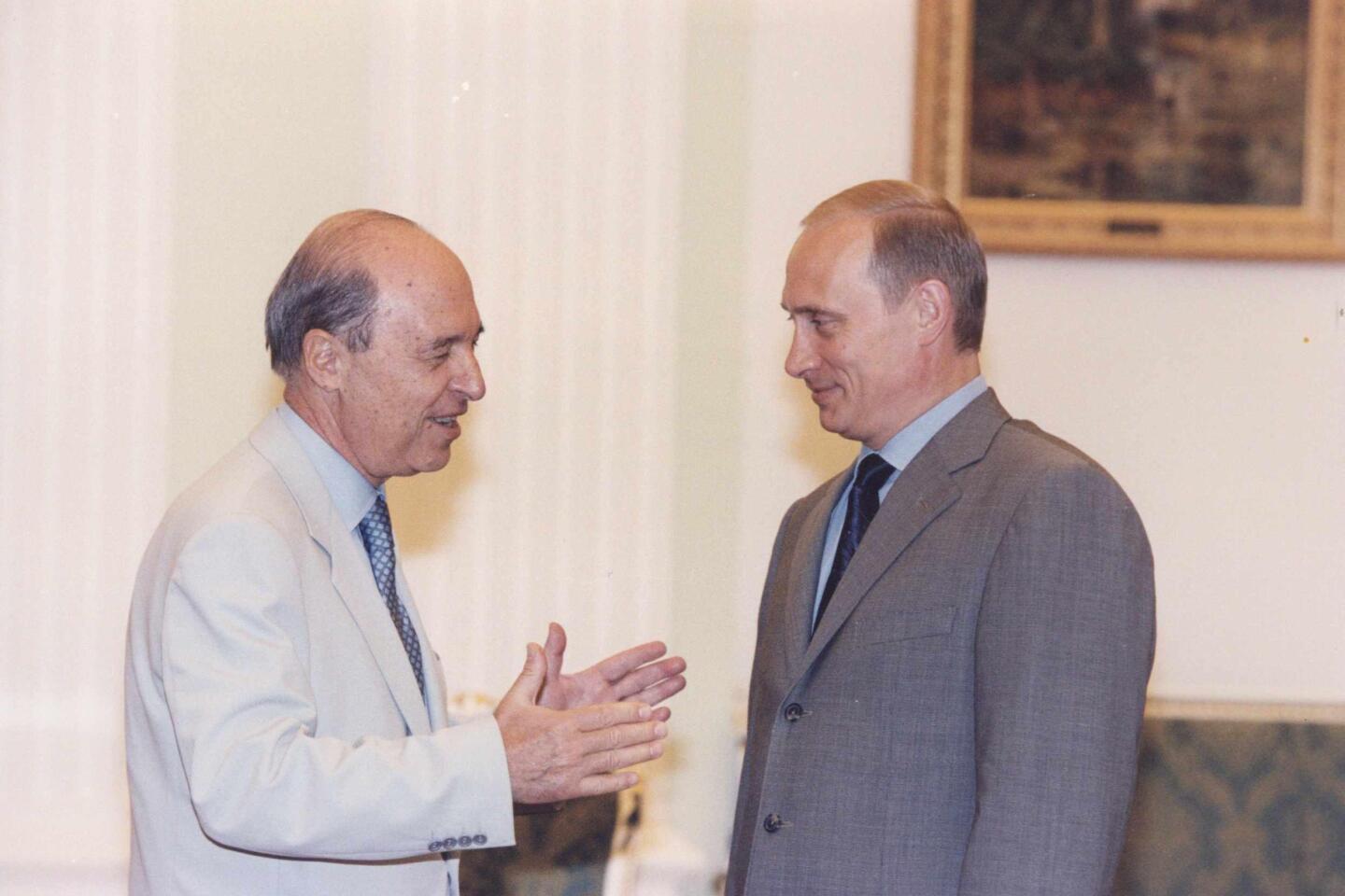 Κώστας Σημίτης 1936 – 2025: Η διαδρομή, η δράση και η ζωή του σε σπάνιες εικόνες