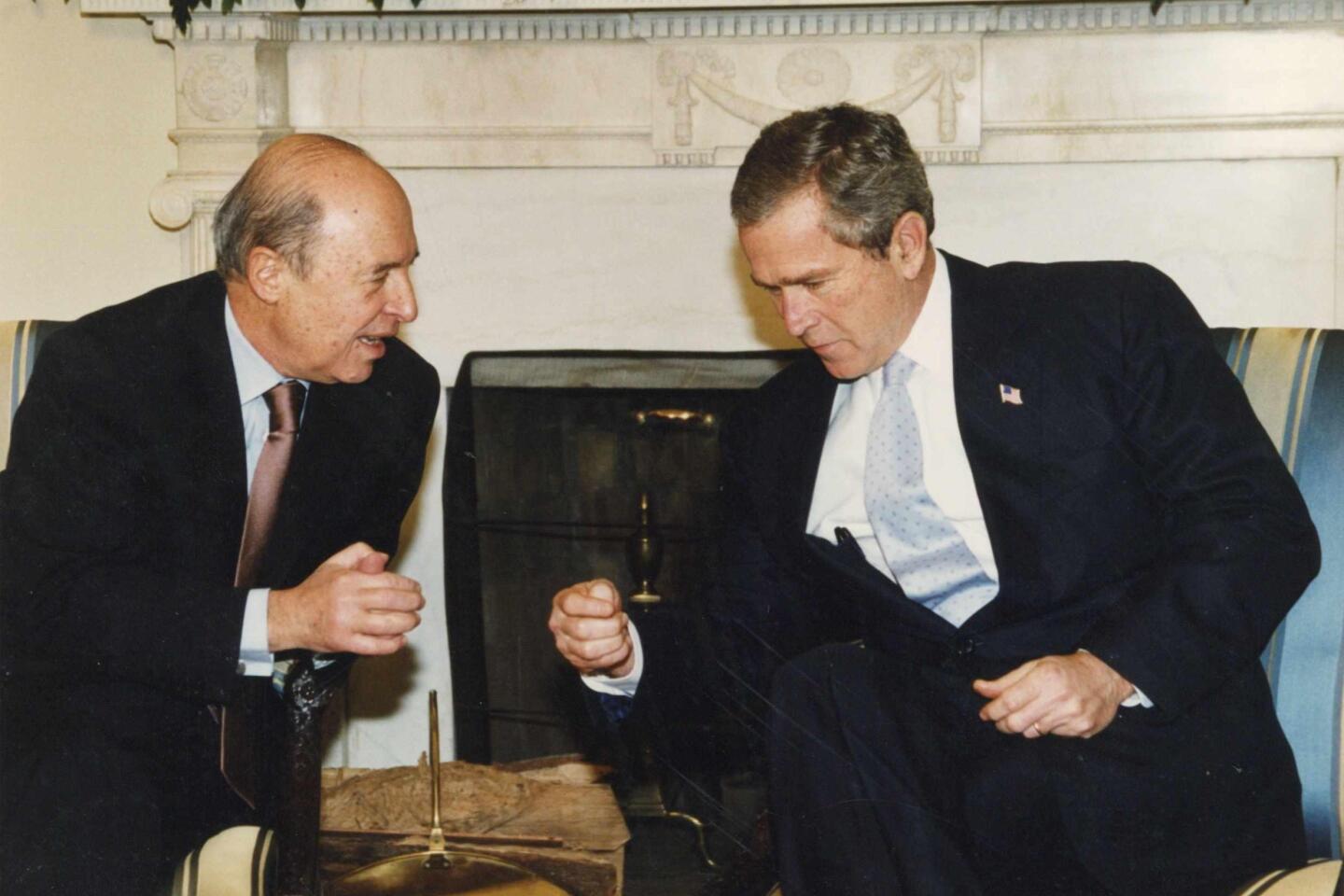 Κώστας Σημίτης 1936 – 2025: Η διαδρομή, η δράση και η ζωή του σε σπάνιες εικόνες