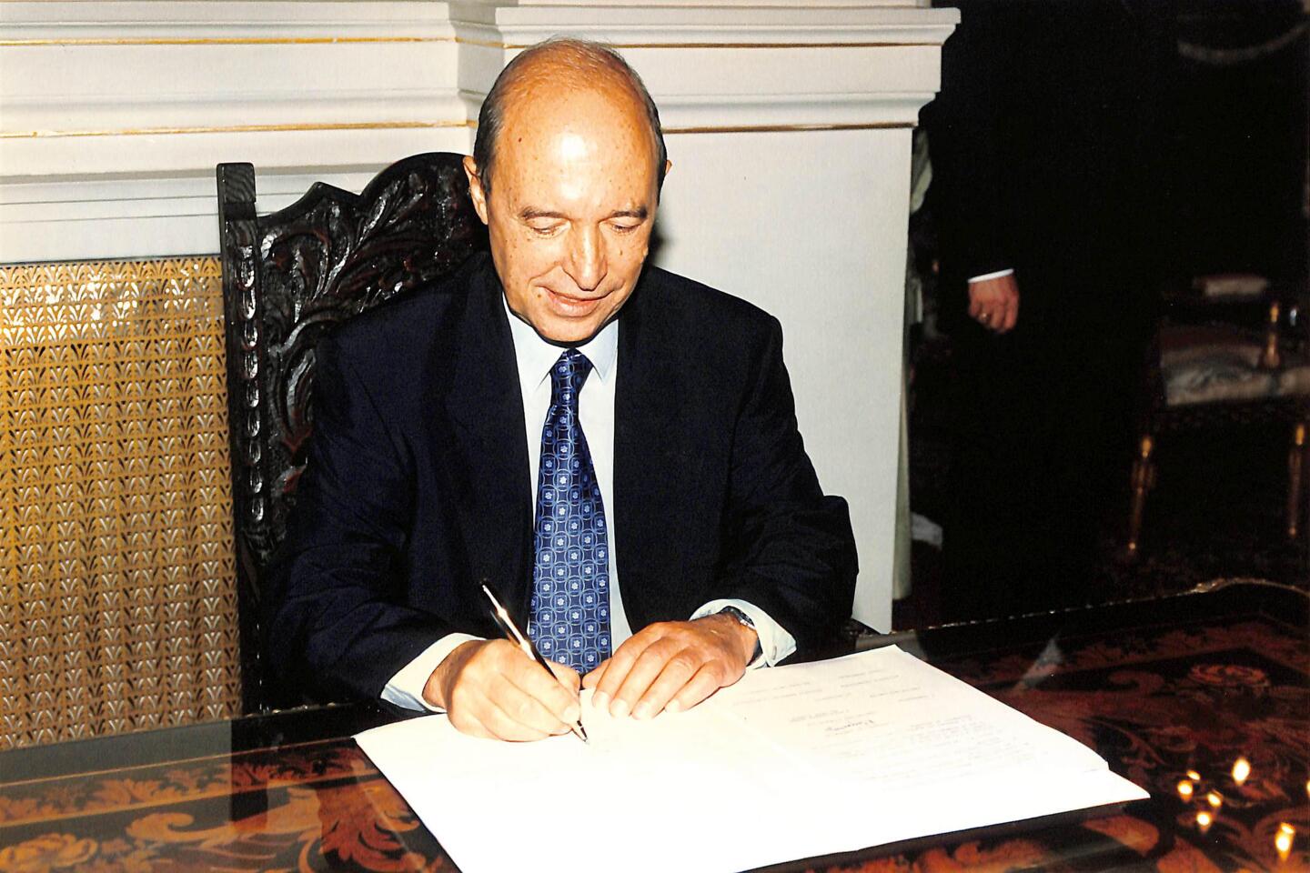 Κώστας Σημίτης 1936 – 2025: Η διαδρομή, η δράση και η ζωή του σε σπάνιες εικόνες