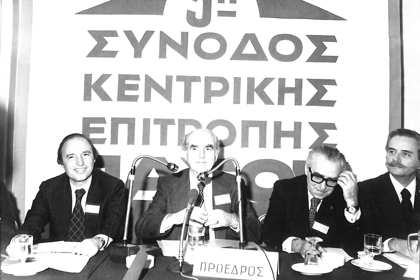 Κώστας Σημίτης 1936 – 2025: Η διαδρομή, η δράση και η ζωή του σε σπάνιες εικόνες
