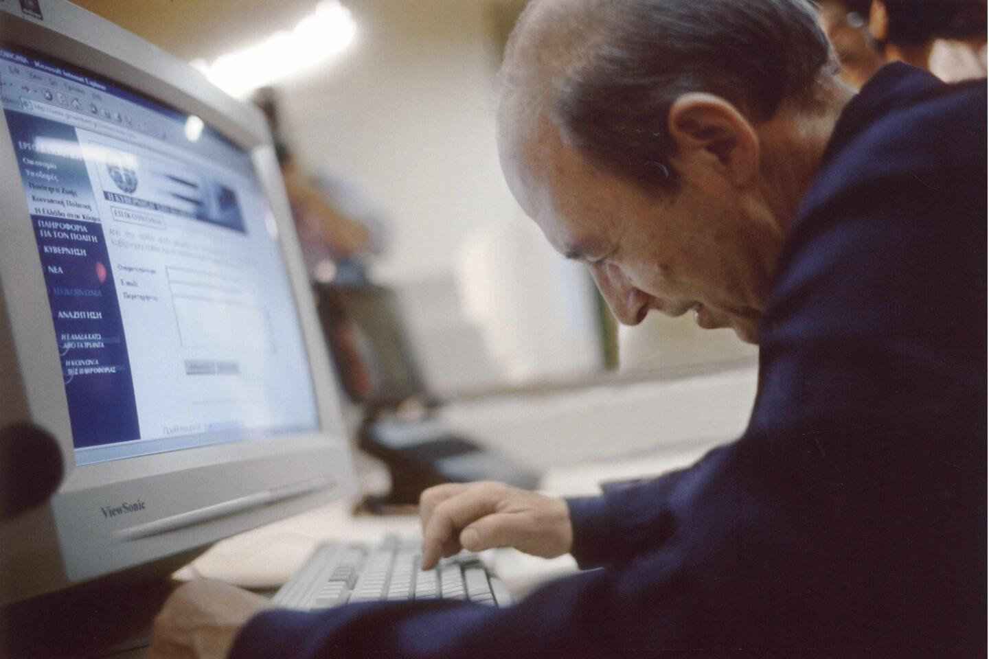 Κώστας Σημίτης 1936 – 2025: Η διαδρομή, η δράση και η ζωή του σε σπάνιες εικόνες