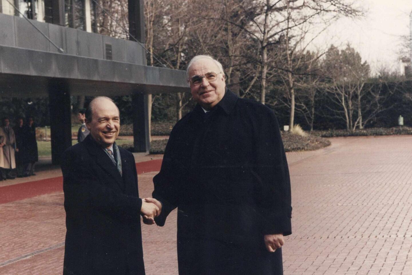 Κώστας Σημίτης 1936 – 2025: Η διαδρομή, η δράση και η ζωή του σε σπάνιες εικόνες