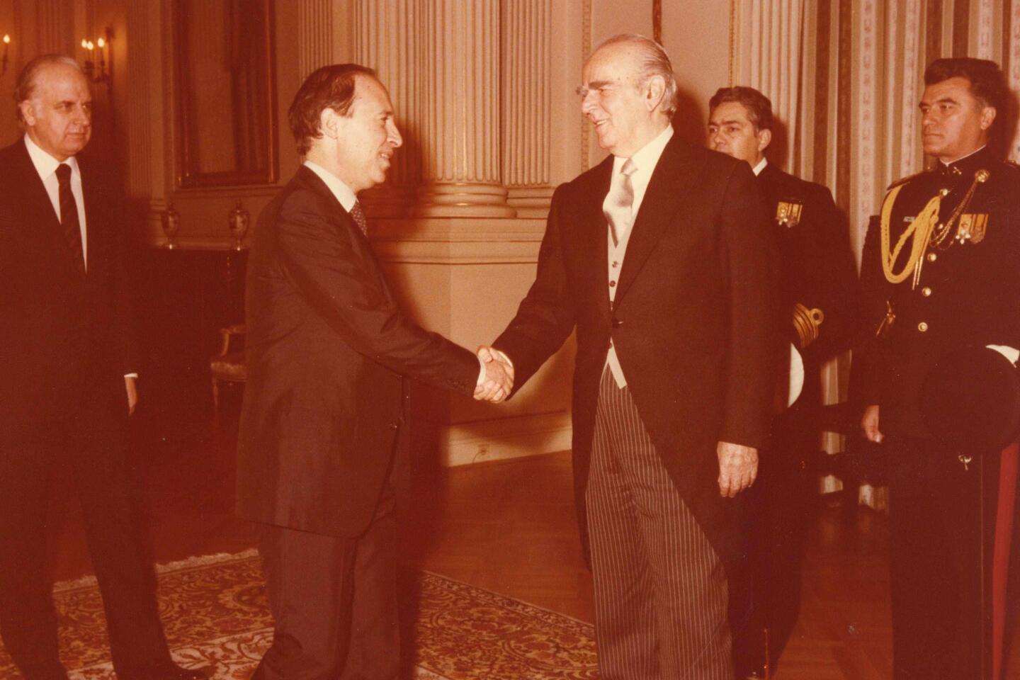 Κώστας Σημίτης 1936 – 2025: Η διαδρομή, η δράση και η ζωή του σε σπάνιες εικόνες