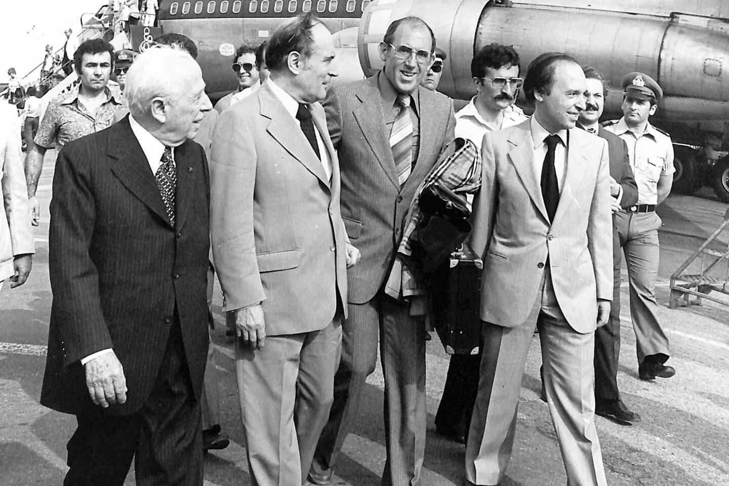 Κώστας Σημίτης 1936 – 2025: Η διαδρομή, η δράση και η ζωή του σε σπάνιες εικόνες