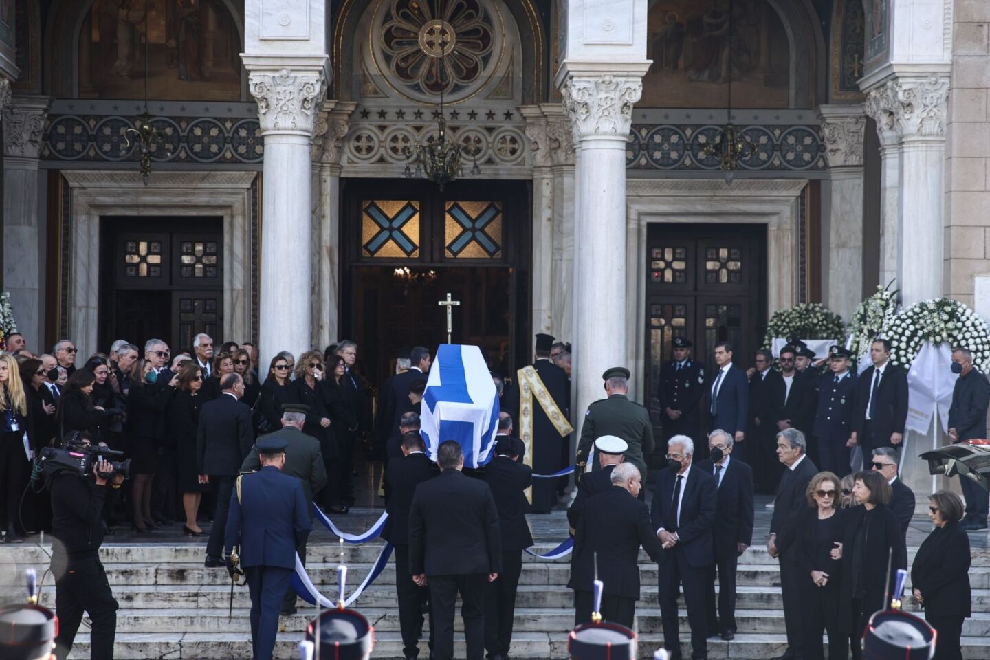 Καλυμμένο με την ελληνική σημαία το φέρετρο του Κώστα Σημίτη