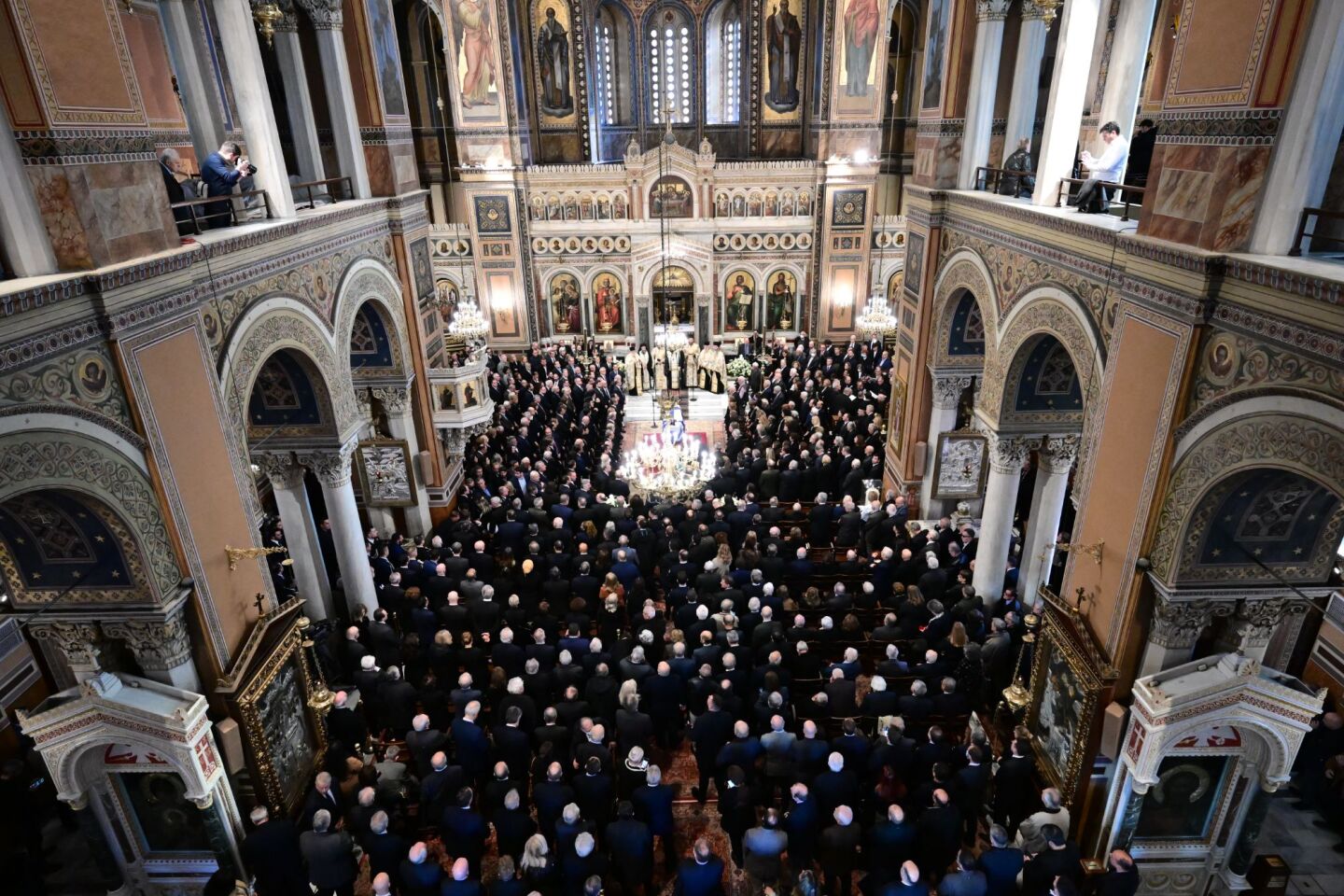 Στιγμιότυπο από το εσωτερικό της Μητρόπολης Αθηνών όπου τελέστηκε η νεκρώσιμη ακολουθία