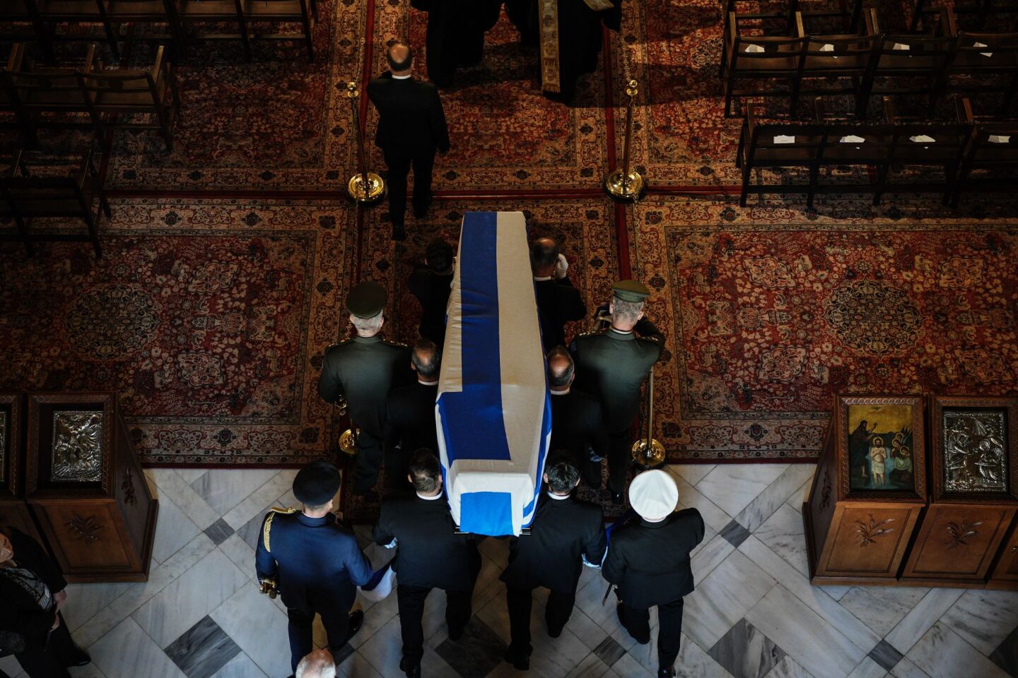 Το καλυμμένο με την ελληνική σημαία φέρετρο φτάνει στη Μητρόπολη Αθηνών