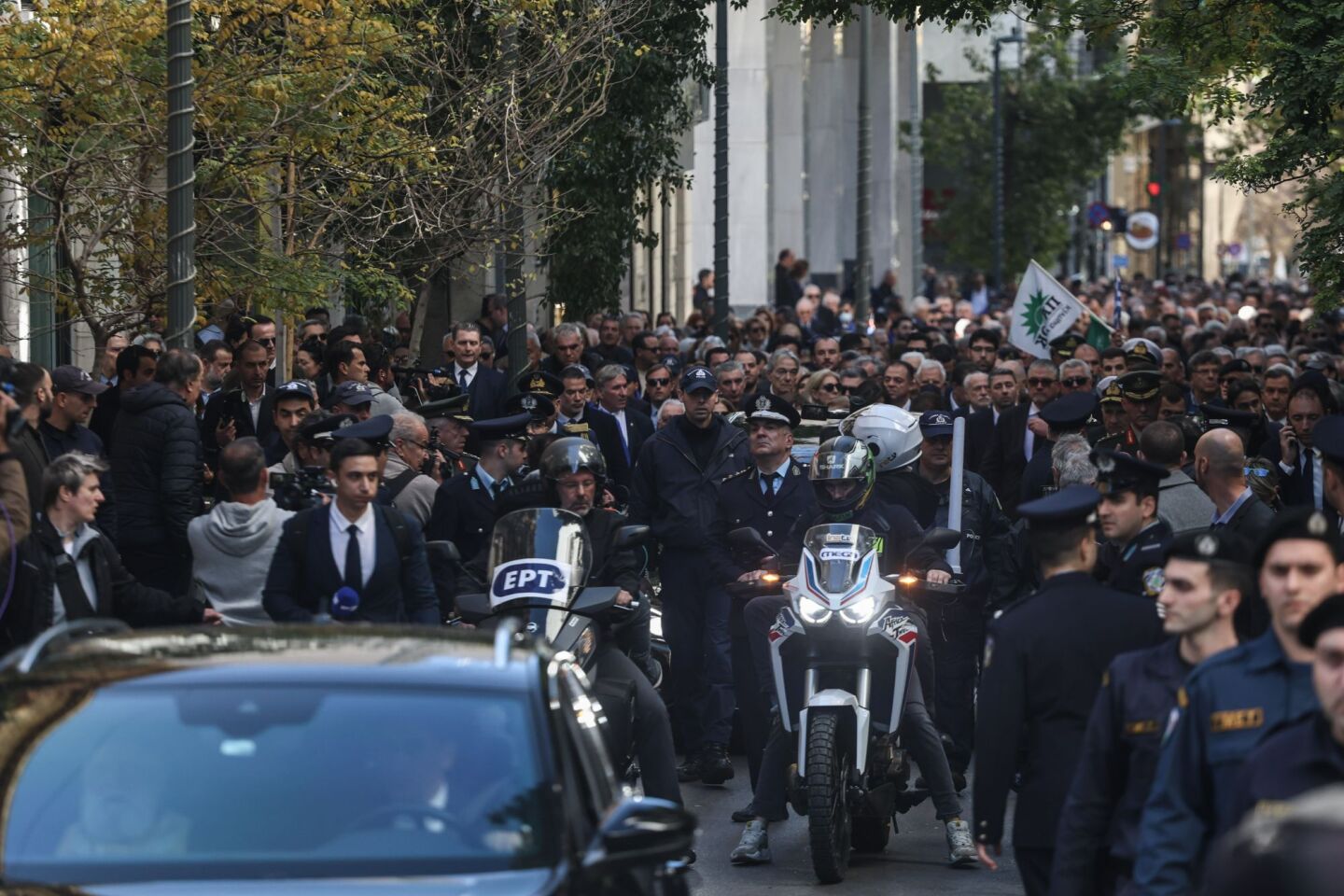 Πλήθος κόσμου στην πομπή που κατευθύνθηκε προς το Α΄ Νεκροταφείο όπου τάφηκε ο πρώην πρωθυπουργός