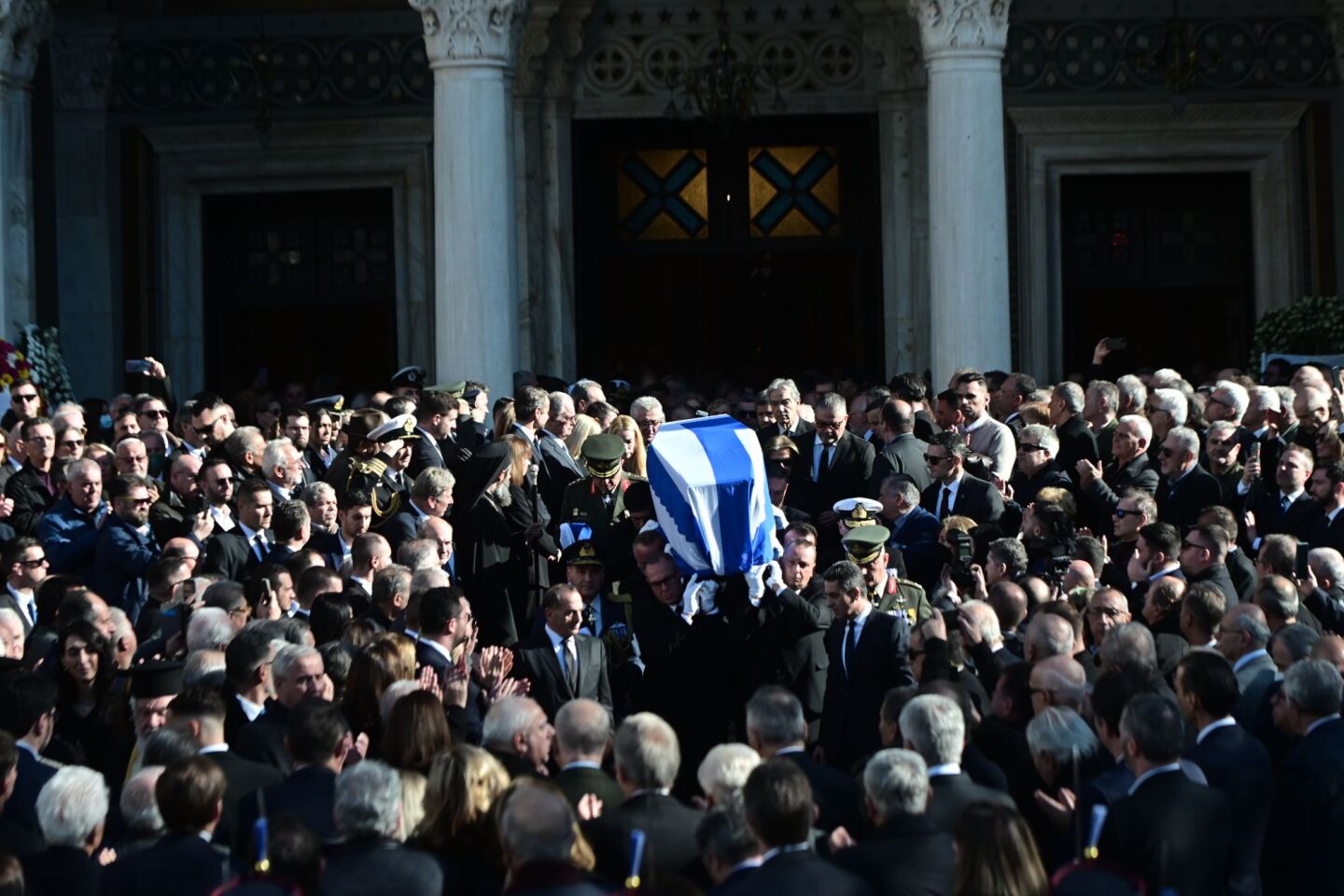 Η σορός του Κώστα Σημίτη βγαίνει από τη Μητρόπολη Αθηνών