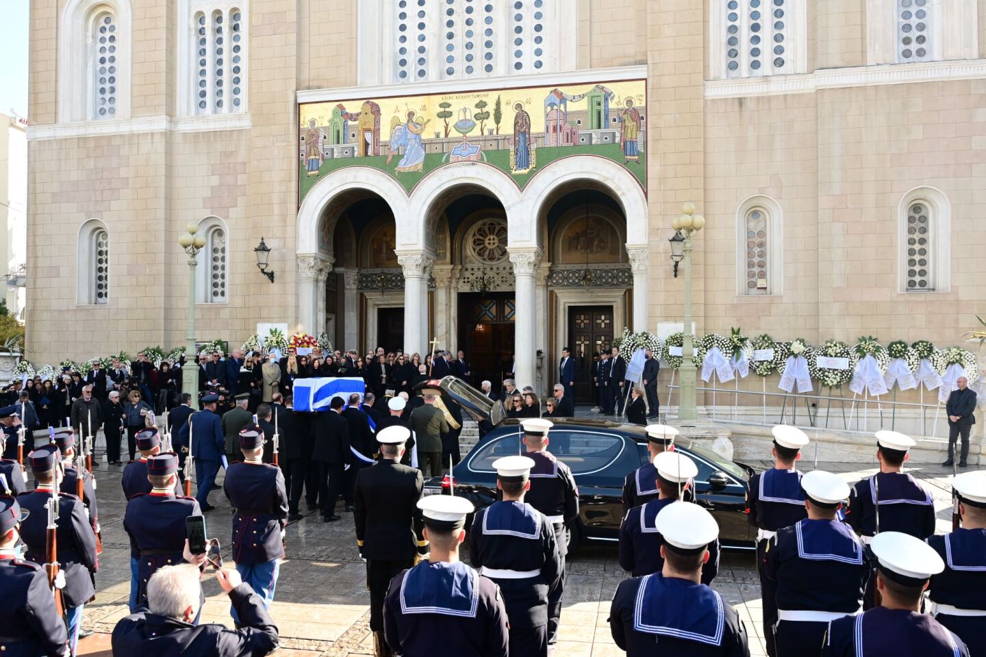 Η σορός του Κώστα Σημίτη έφτασε στη Μητρόπολη Αθηνών
