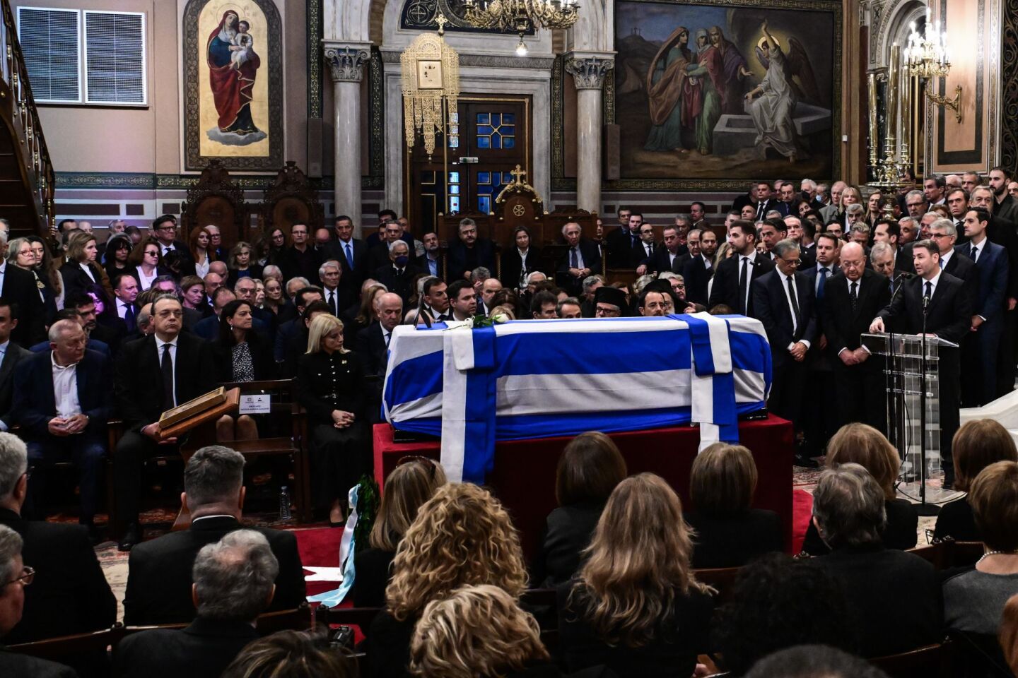 Στιγμιότυπο από το εσωτερικό της Μητρόπολης Αθηνών 