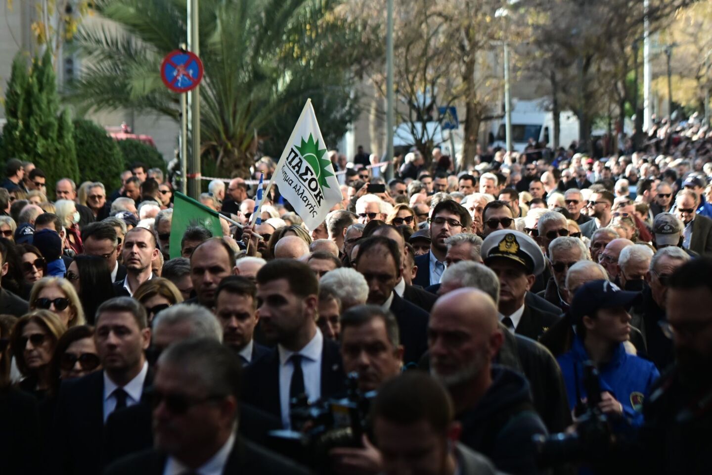 Πλήθος κόσμου στο τελευταίο αντίο του Κώστα Σημίτη