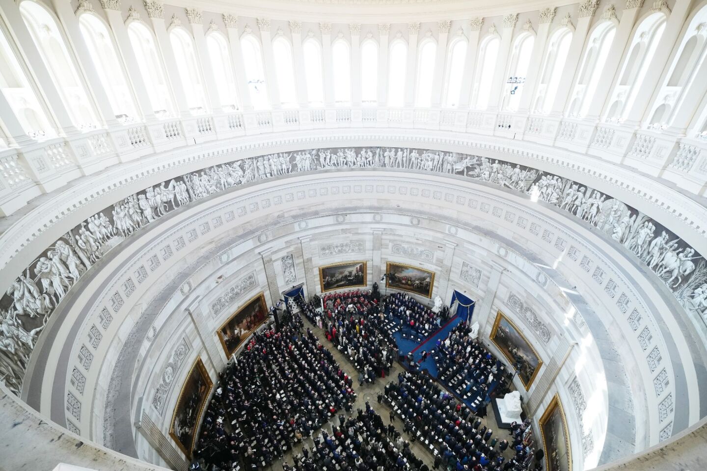 Η ορκωμοσία Τραμπ πραγματοποιήθηκε στη Ροτόντα του Καπιτωλίου στην Ουάσιγκτον κάτω από δρακόντεια μέτρα ασφαλείας.