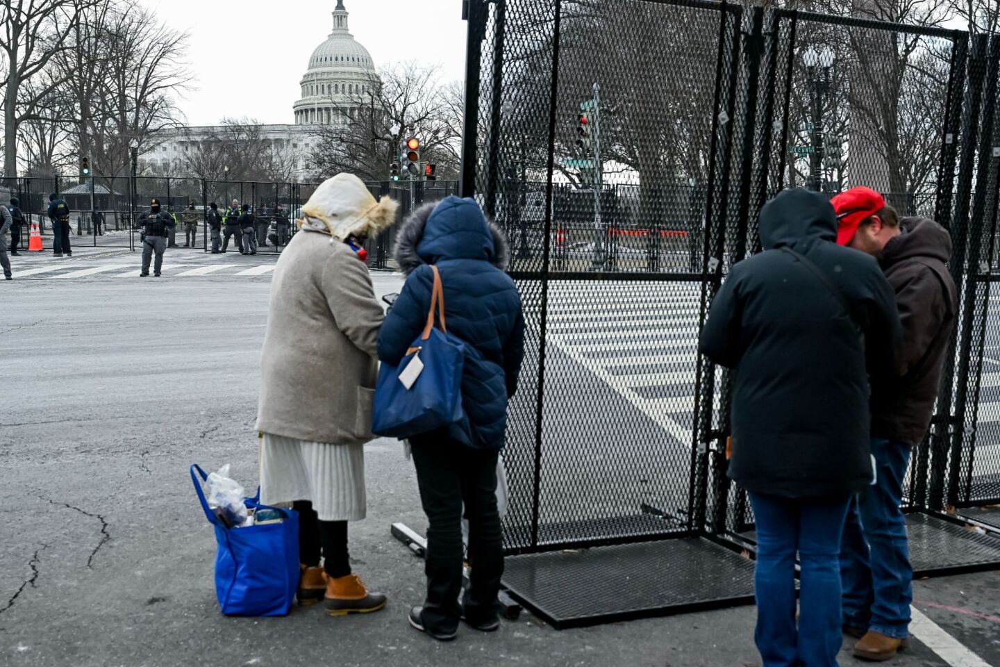 Έξω από το Καπιτώλιο συγκεντρωμένο πλήθος