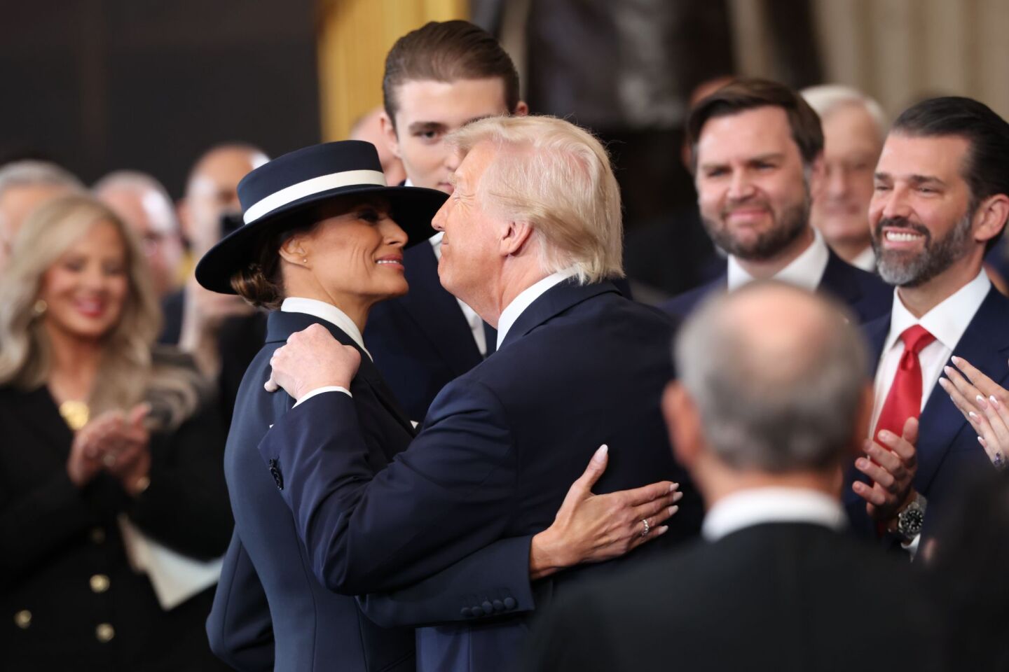 Το αμήχανο φιλί Μελάνιας και Τραμπ