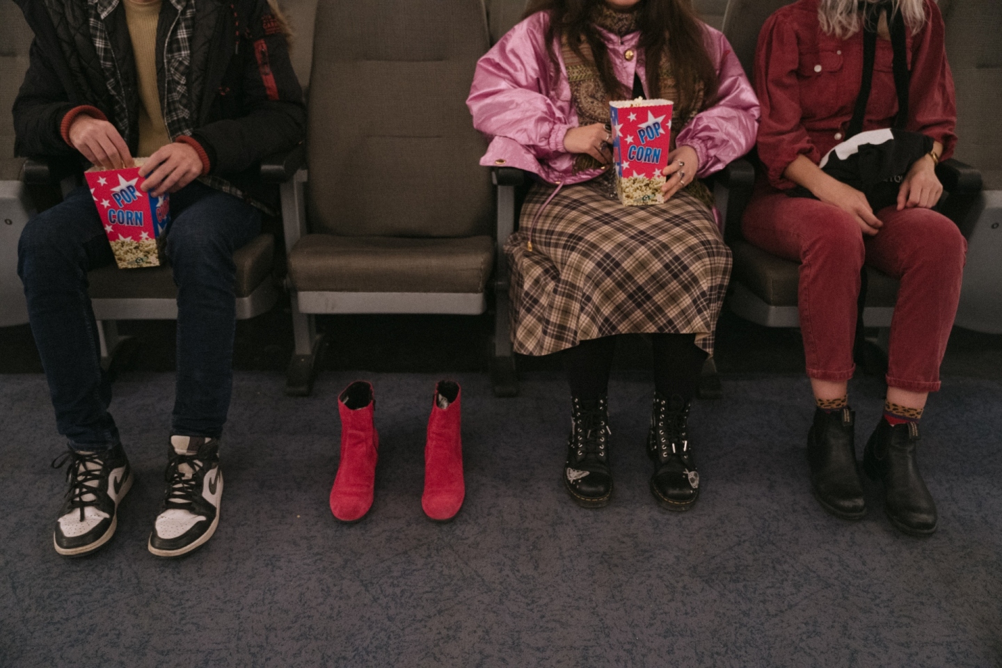 Γιώργος Ζώης: Ο σκηνοθέτης του «Αρκάντια» παρουσιάζει και γράφει στην ATHENS VOICE για το φωτογραφικό project με τα αδέσποτα παπούτσια στην Αθήνα.