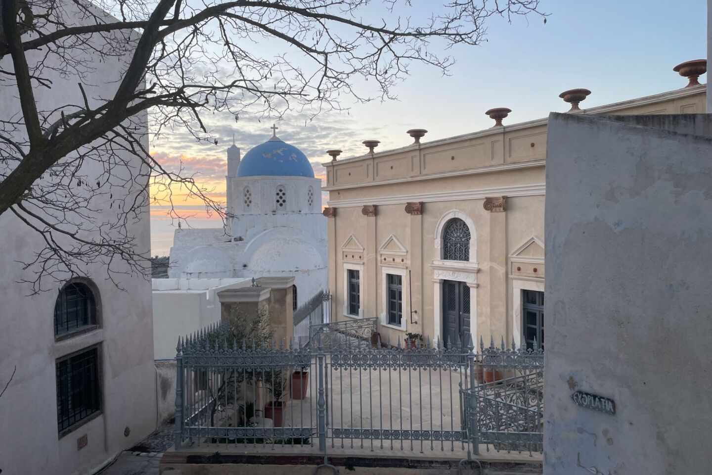 Τα άδεια σοκάκια της Σαντορίνης  