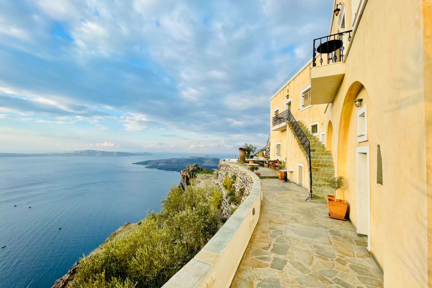 Τα άδεια σοκάκια της Σαντορίνης  