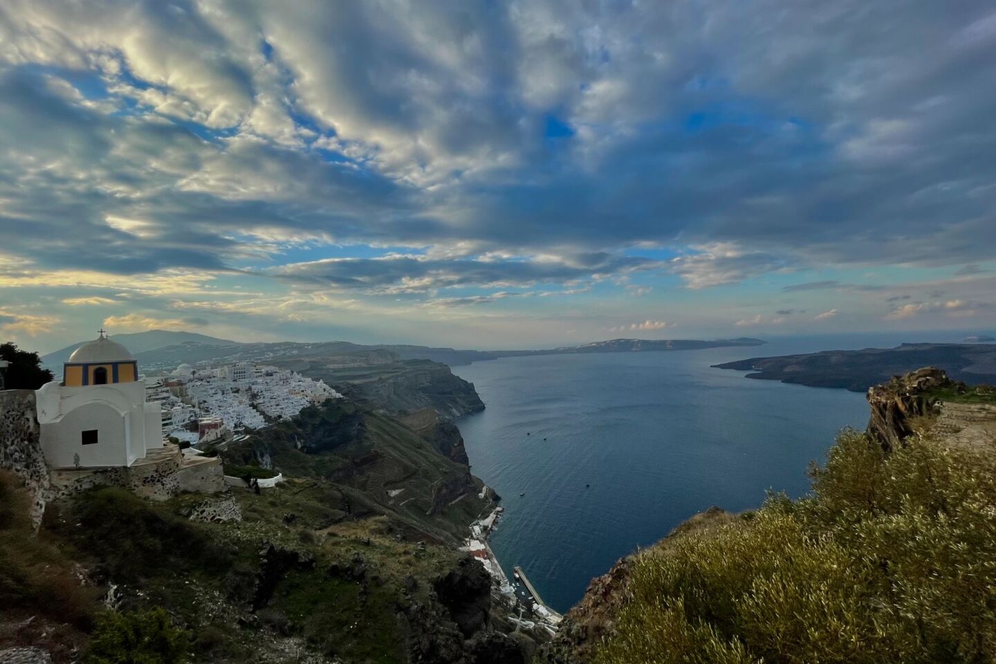 Τα άδεια σοκάκια της Σαντορίνης  