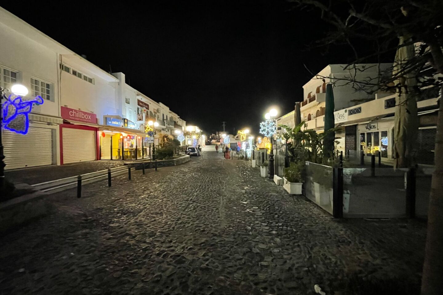 Τα άδεια σοκάκια της Σαντορίνης  