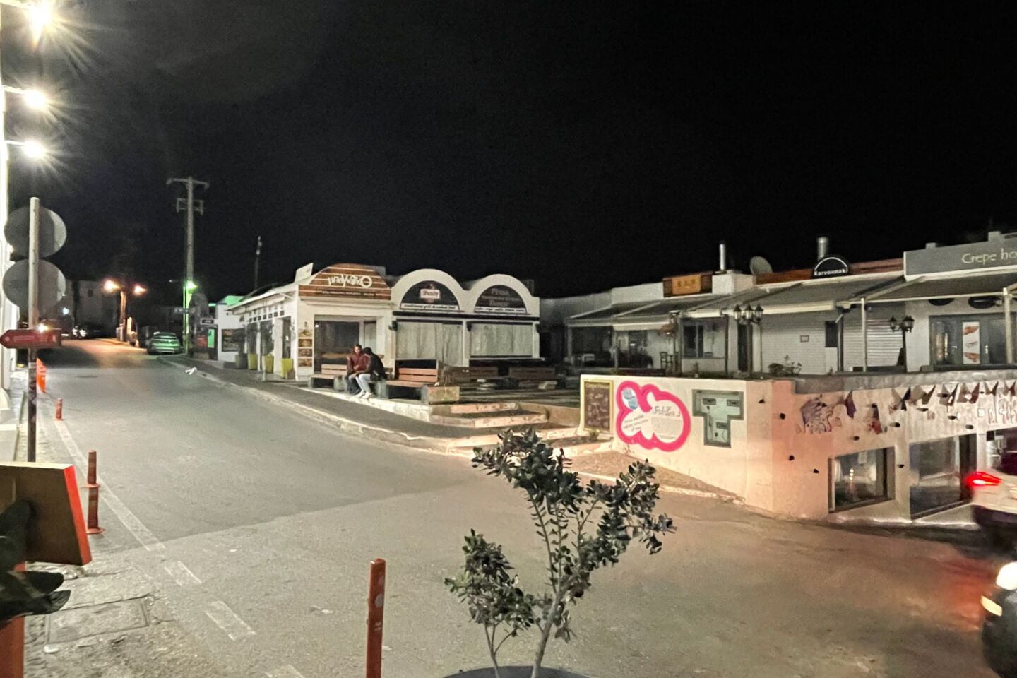 Τα άδεια σοκάκια της Σαντορίνης  