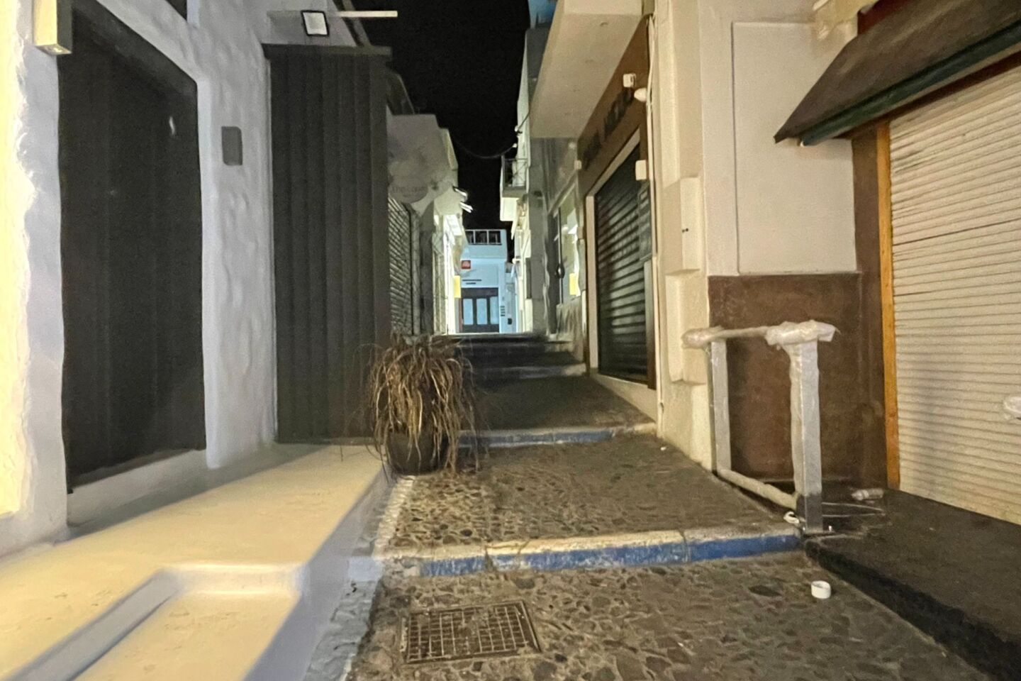 Τα άδεια σοκάκια της Σαντορίνης  