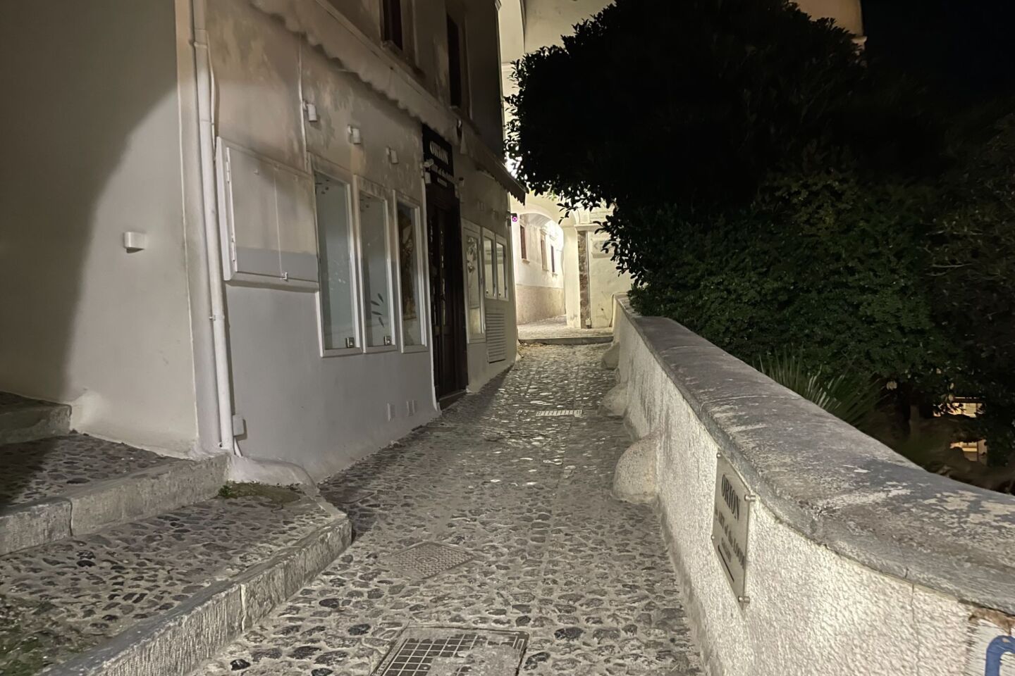 Τα άδεια σοκάκια της Σαντορίνης  