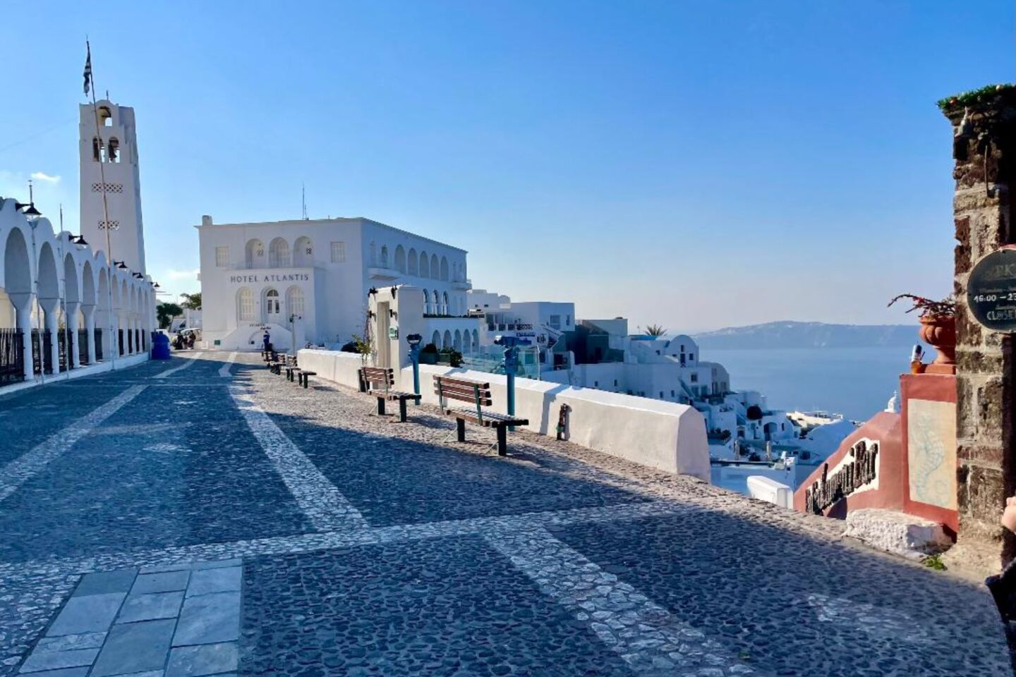 Τα άδεια σοκάκια της Σαντορίνης  