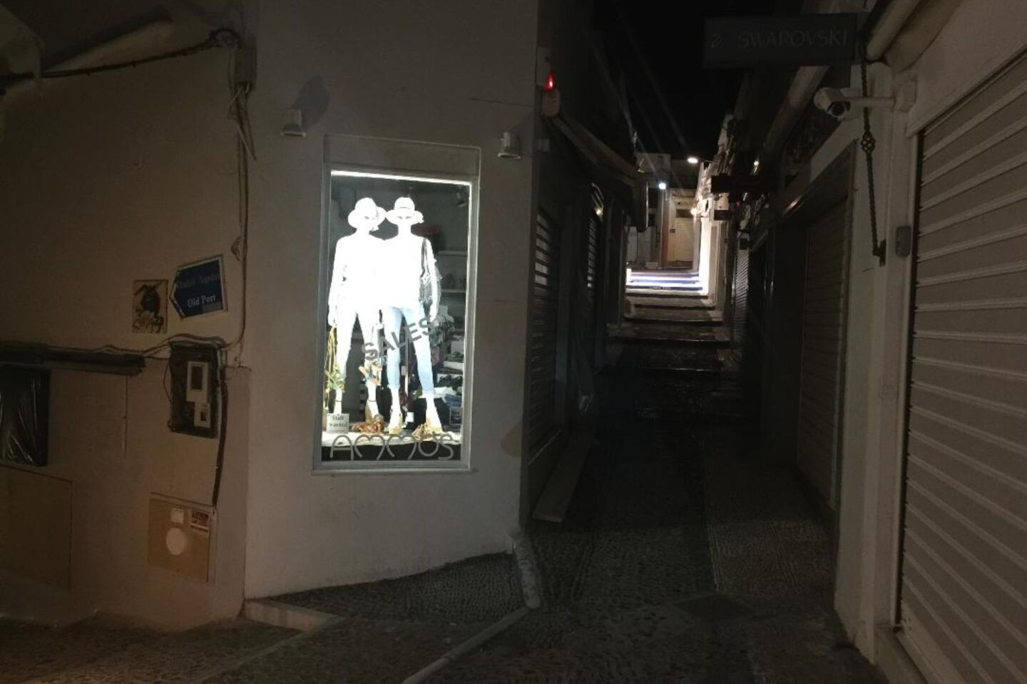 Τα άδεια σοκάκια της Σαντορίνης  