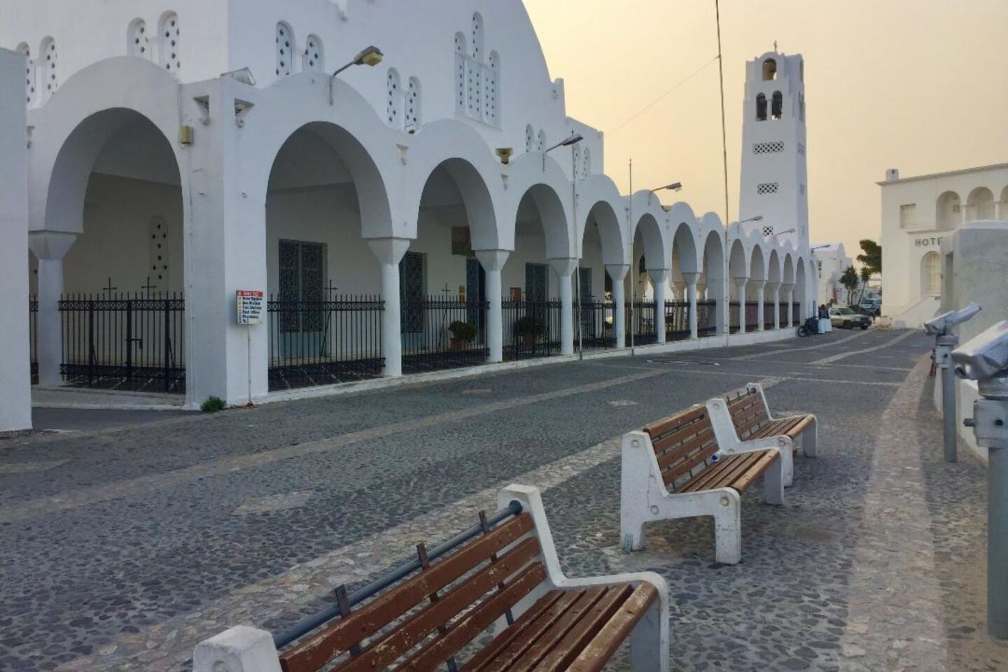 Τα άδεια σοκάκια της Σαντορίνης  