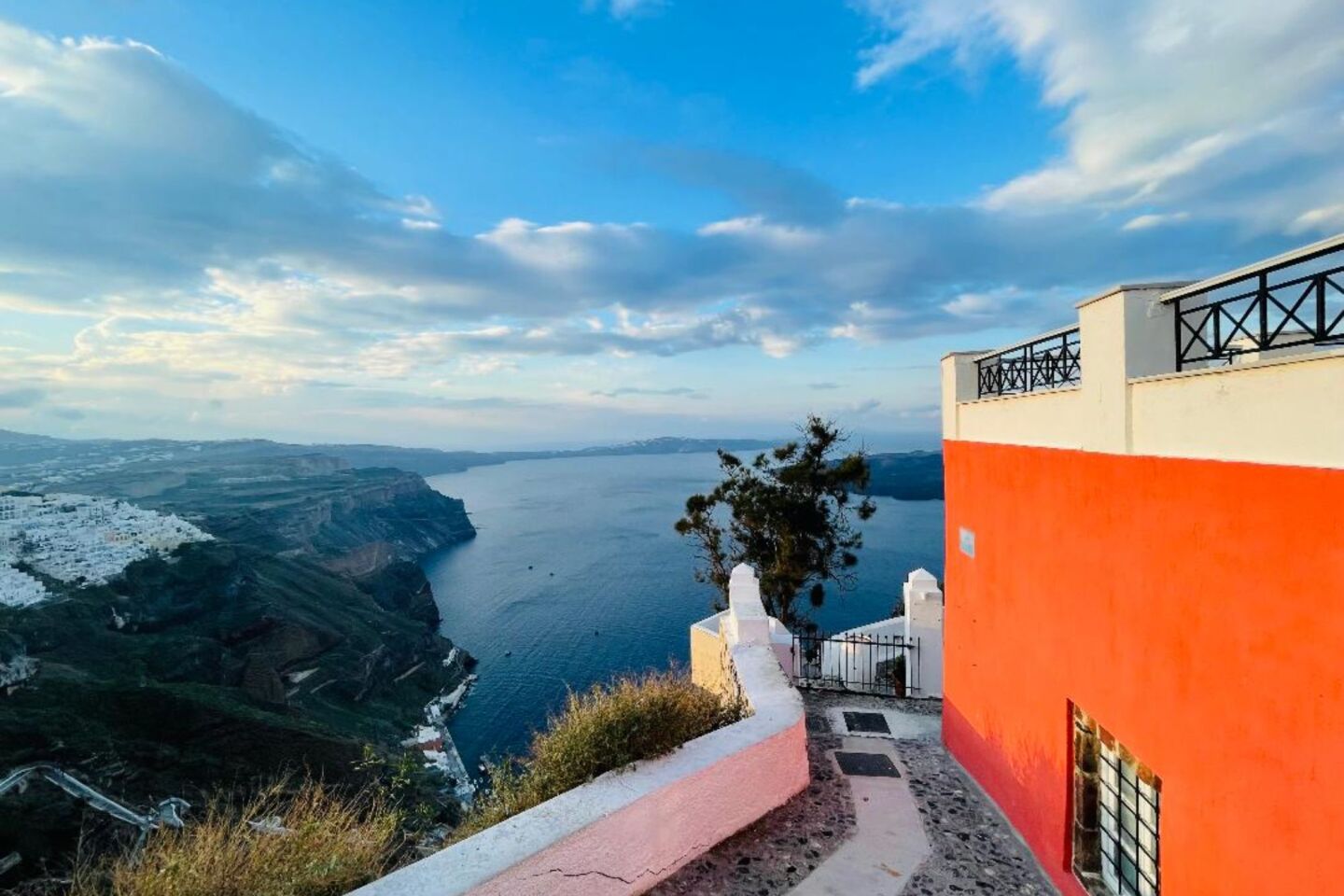 Τα άδεια σοκάκια της Σαντορίνης  