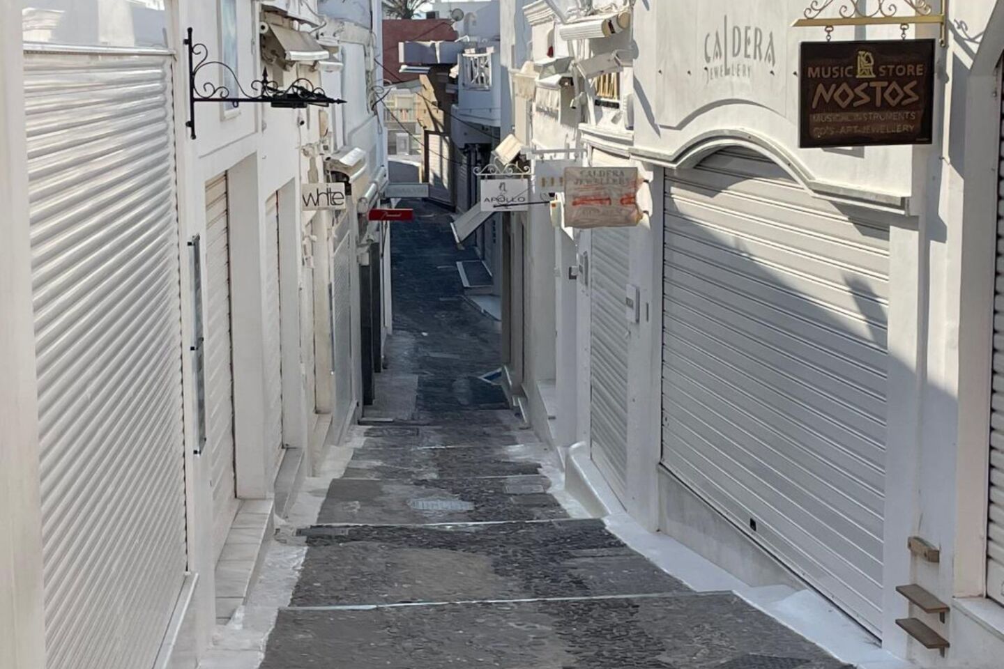 Τα άδεια σοκάκια της Σαντορίνης  