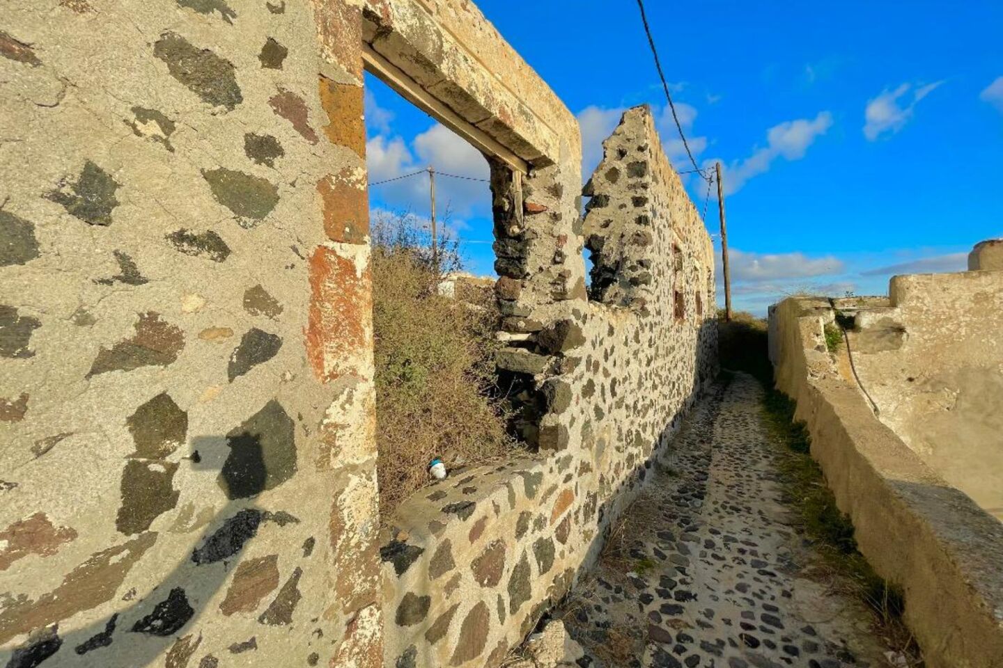 Τα άδεια σοκάκια της Σαντορίνης  