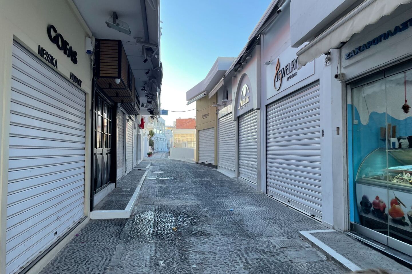 Τα άδεια σοκάκια της Σαντορίνης  