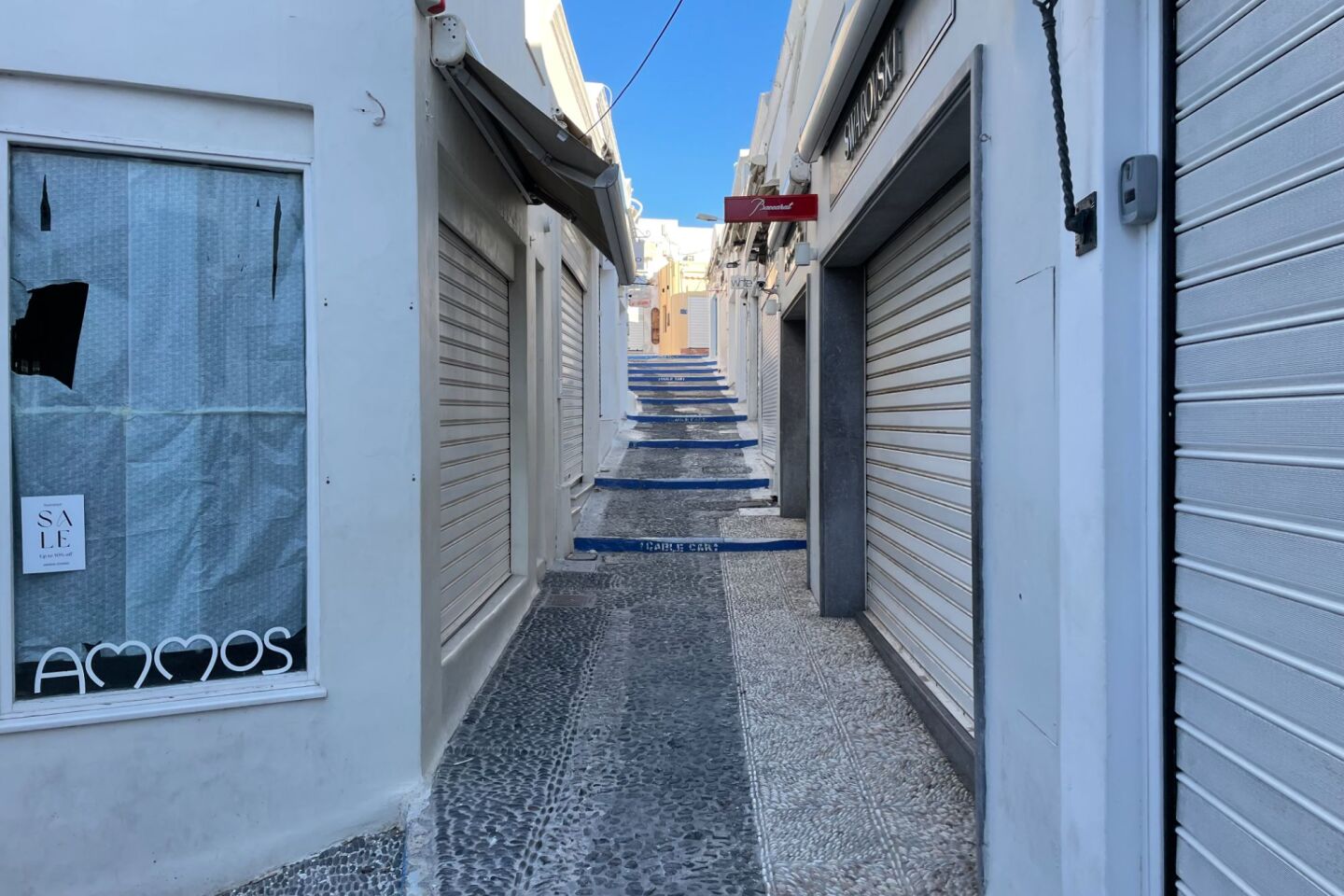 Τα άδεια σοκάκια της Σαντορίνης  