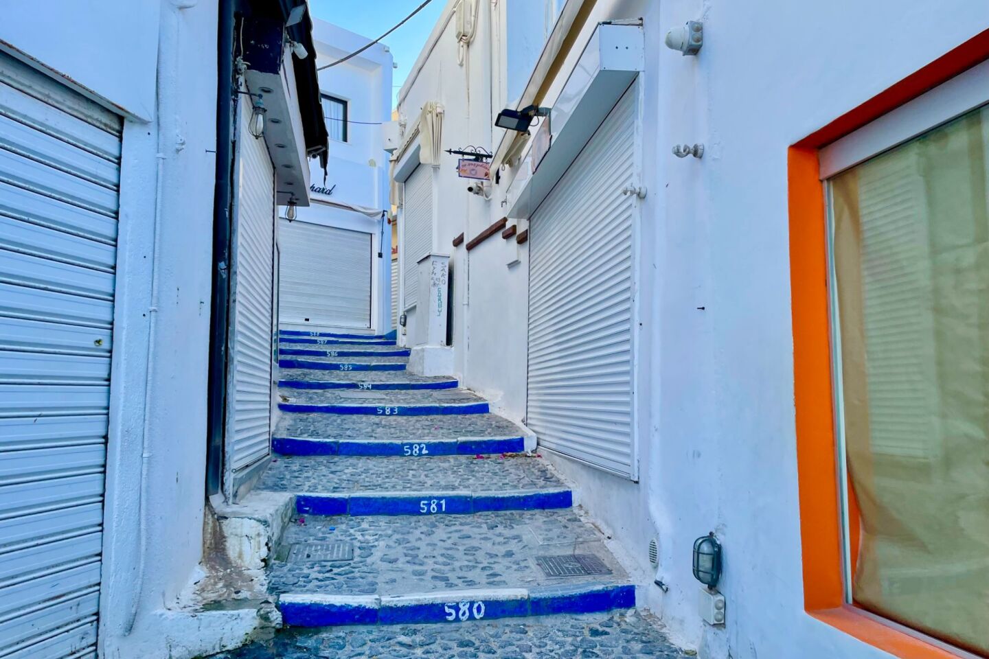 Τα άδεια σοκάκια της Σαντορίνης  