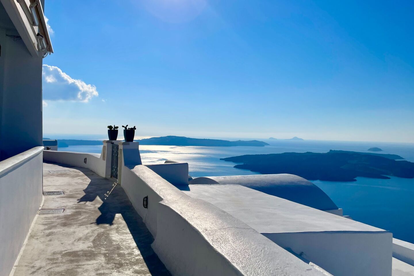 Τα άδεια σοκάκια της Σαντορίνης  