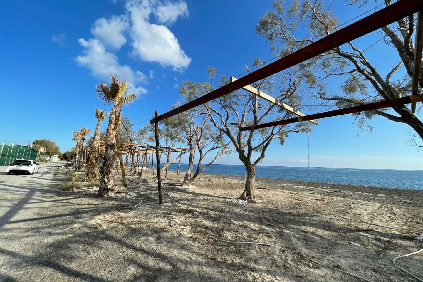 Τα άδεια σοκάκια της Σαντορίνης  