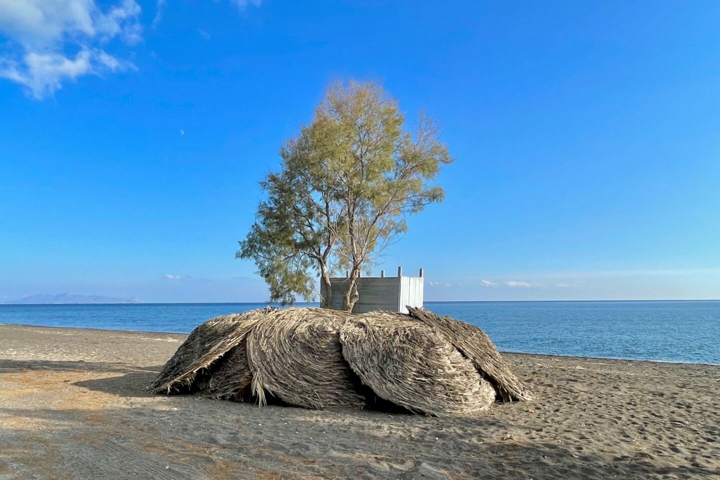 Τα άδεια σοκάκια της Σαντορίνης  