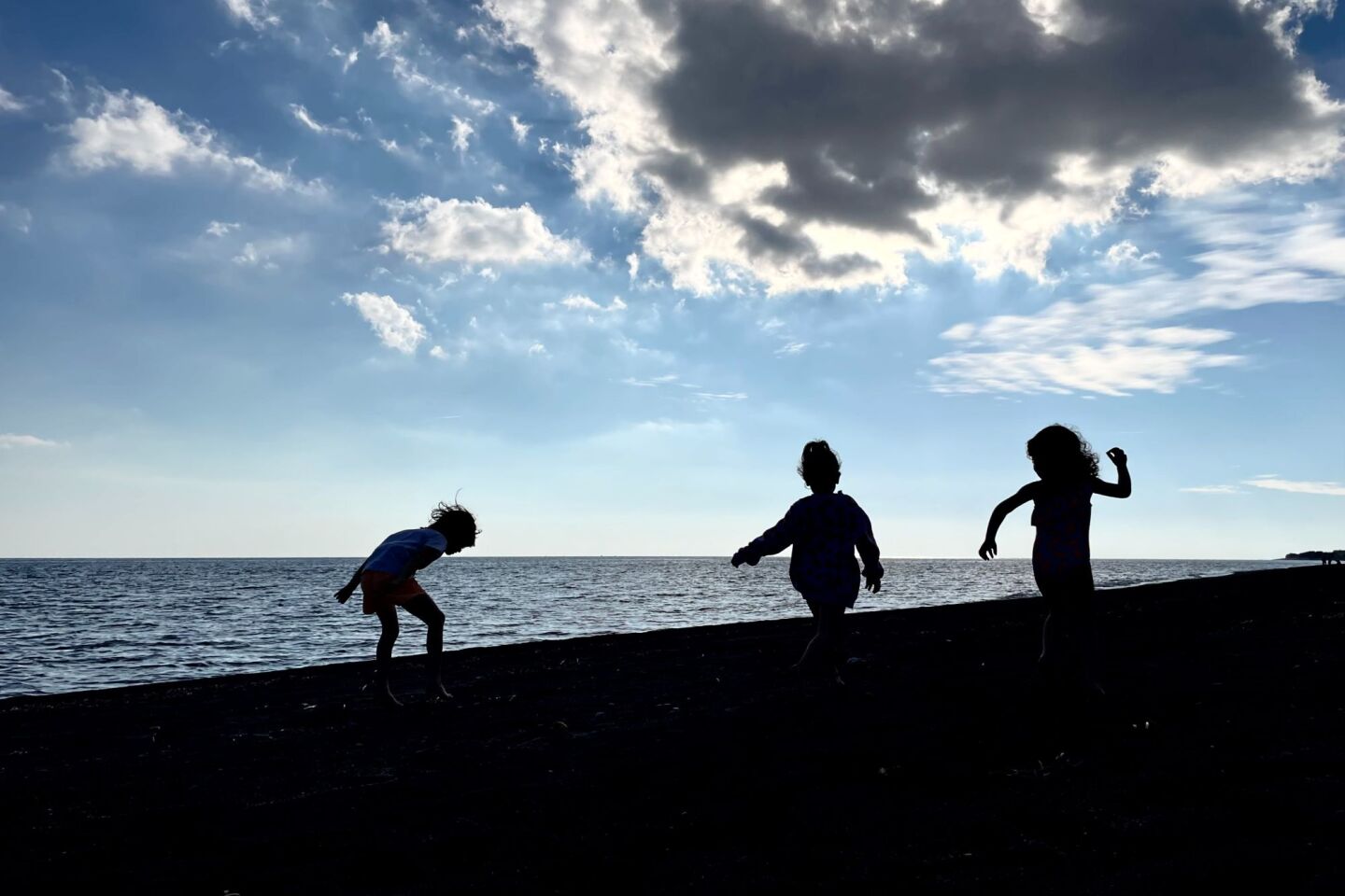 Τα άδεια σοκάκια της Σαντορίνης  