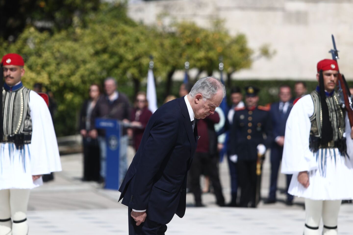 Ο Κωνσταντίνος Τασούλας κατέθεσε στεφάνι στο μνημείο του Άγνωστου Στρατιώτη