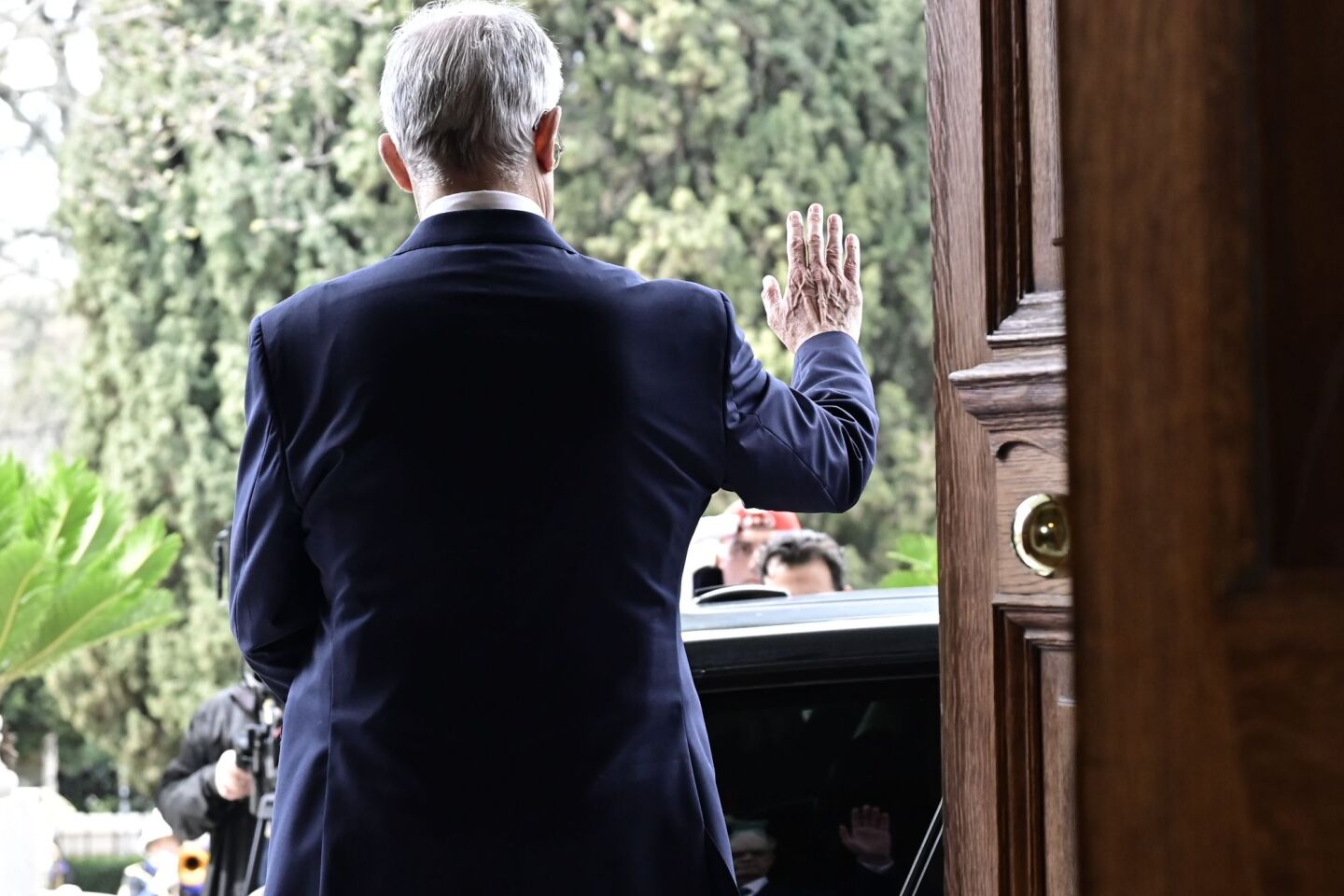 Ο κ. Τασούλας έξω από το Προεδρικό Μέγαρο 