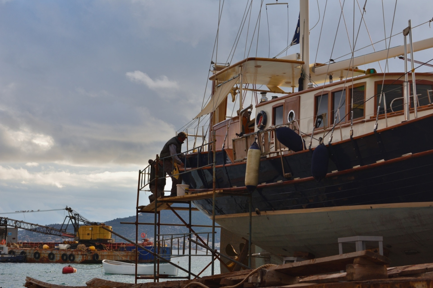 Ένα πρωινό στο ναυπηγείο του κύριου Πράσινου στη Σαλαμίνα