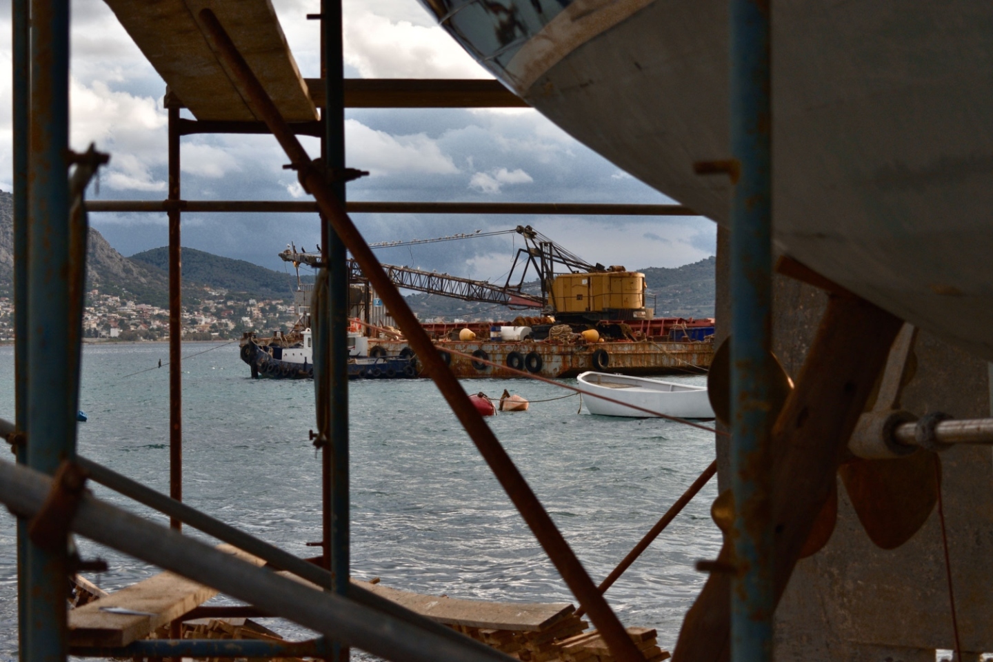 Ένα πρωινό στο ναυπηγείο του κύριου Πράσινου στη Σαλαμίνα