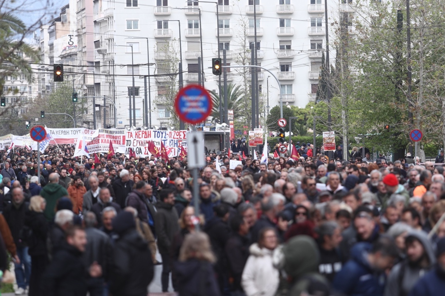 Απεργία 9 Απριλίου: 12 + 1 εικόνες από τις συγκεντρώσεις σε Αθήνα και Θεσσαλονίκη