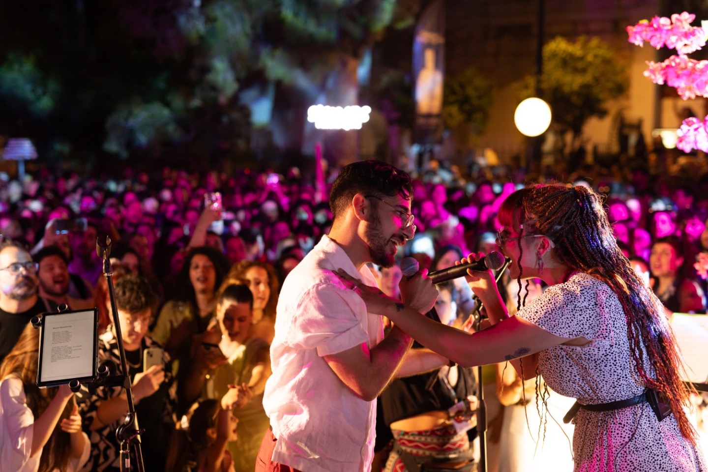 Η Άρτεμις Κυριακοπούλου με τον Papazó στην Πλατεία Δεξαμενής 