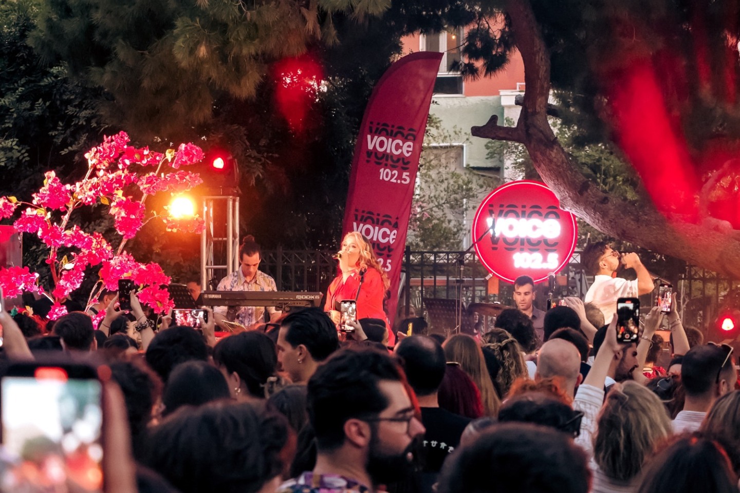 Ένας χρόνος με το μπαλκόνι του Papazó, από τον Voice102.5